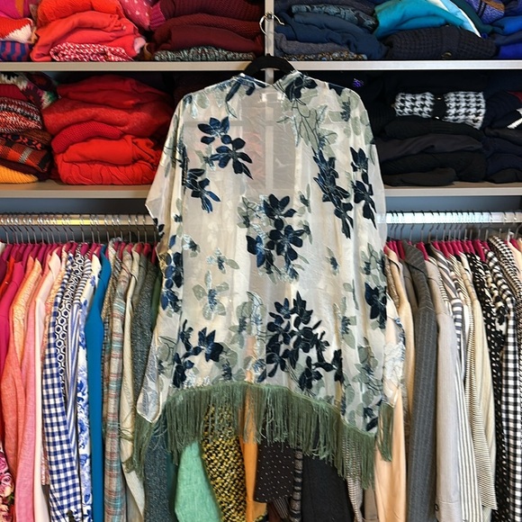 Marcus Adler pale gray/blue/green floral fringed crushed velvet kimono size OS - Picture 4 of 4